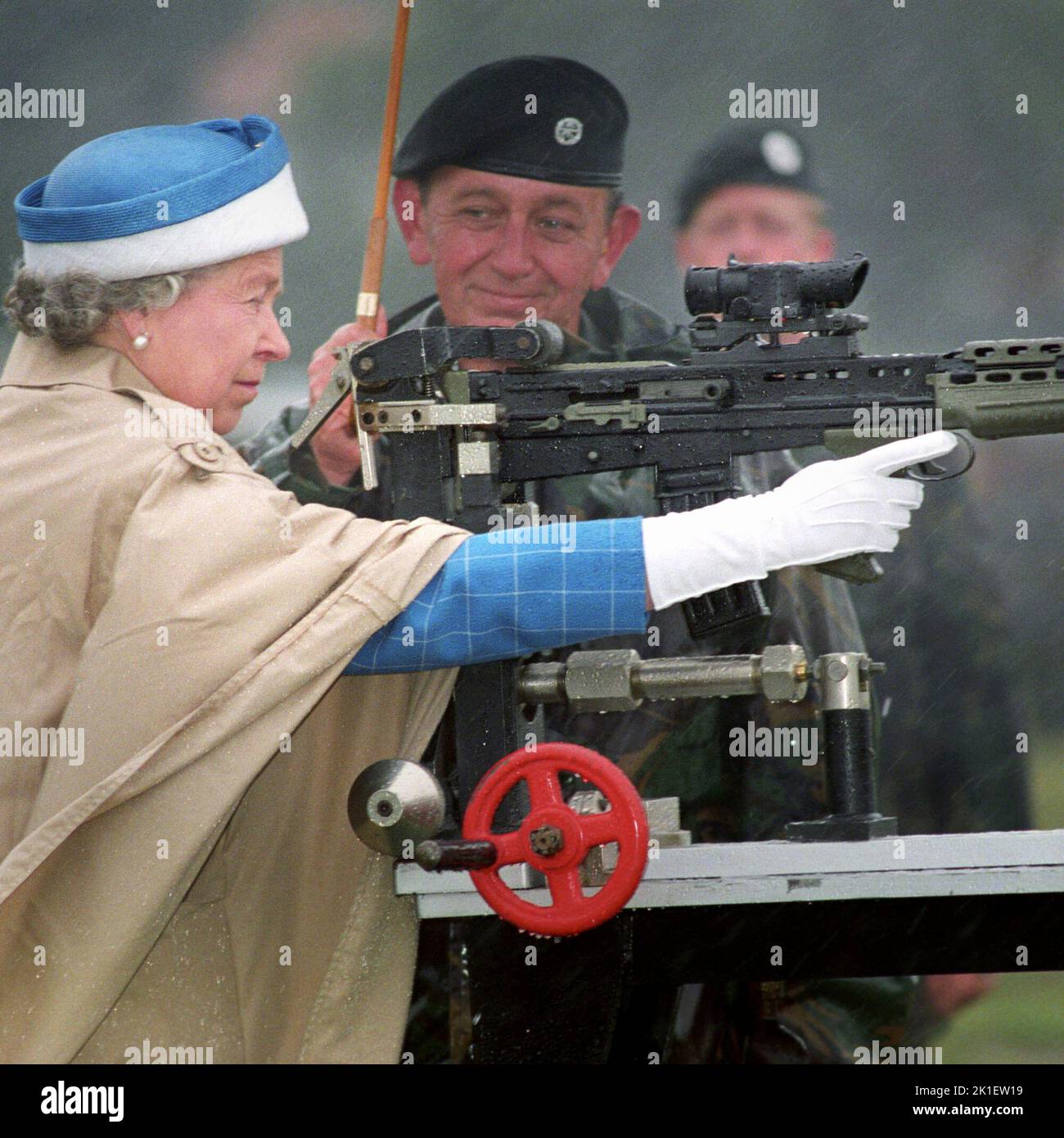 Photo du dossier datée du 09/07/93 de la reine Elizabeth II, avec l'instructeur en chef, Small Arms Corp, le col du LT George Harvey, tirant le dernier coup de feu sur un fusil sa 80 standard lorsqu'elle a assisté au centenaire de l'Association des fusiliers de l'Armée à Bisley. Date de publication: Dimanche 18 septembre 2022.. Le crédit photo devrait se lire comme suit : Tim Ockenden/PA Wire Banque D'Images