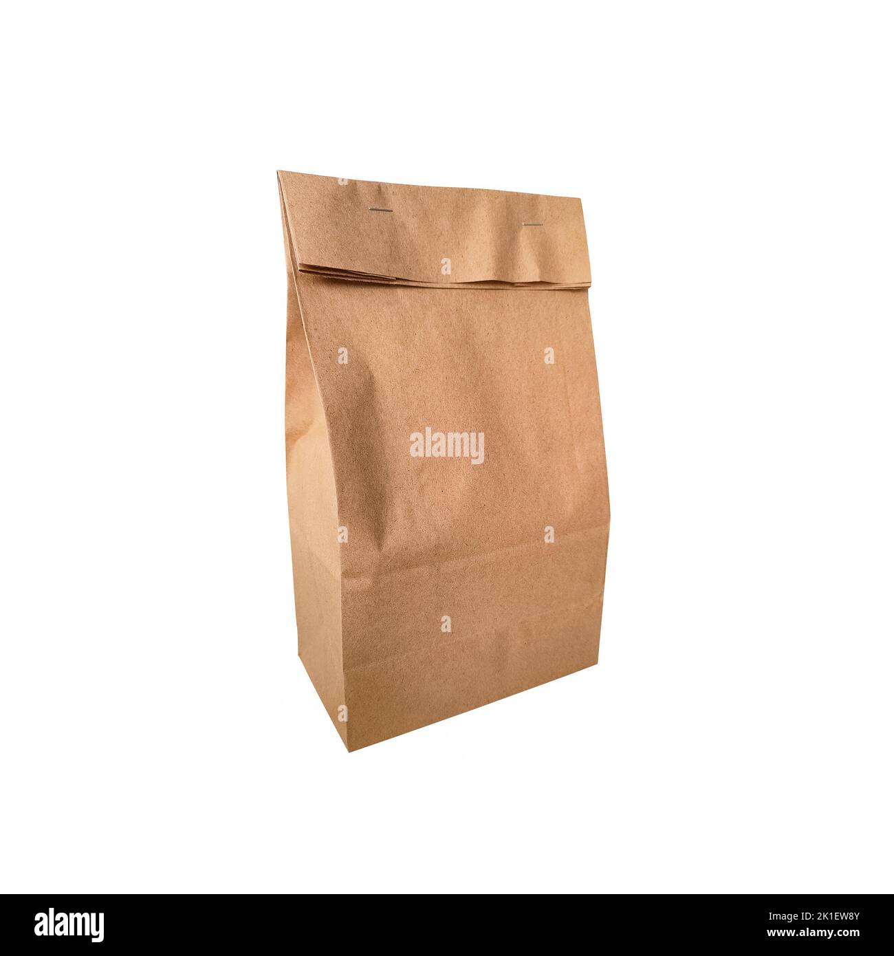 Sac de papier artisanal isolé sur fond blanc. Banque D'Images