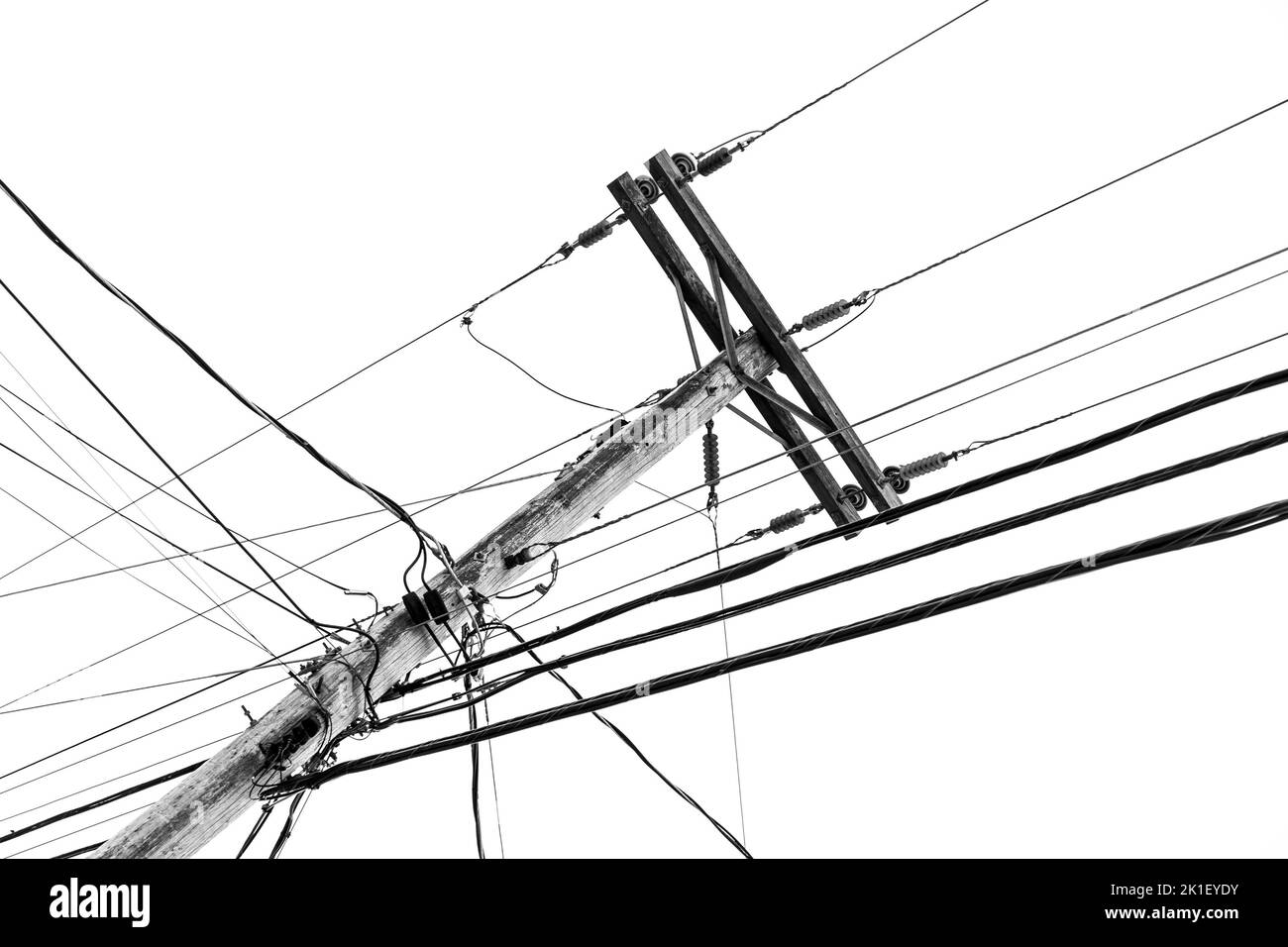 Un cliché à faible angle de lignes électriques sur fond de ciel. Banque D'Images