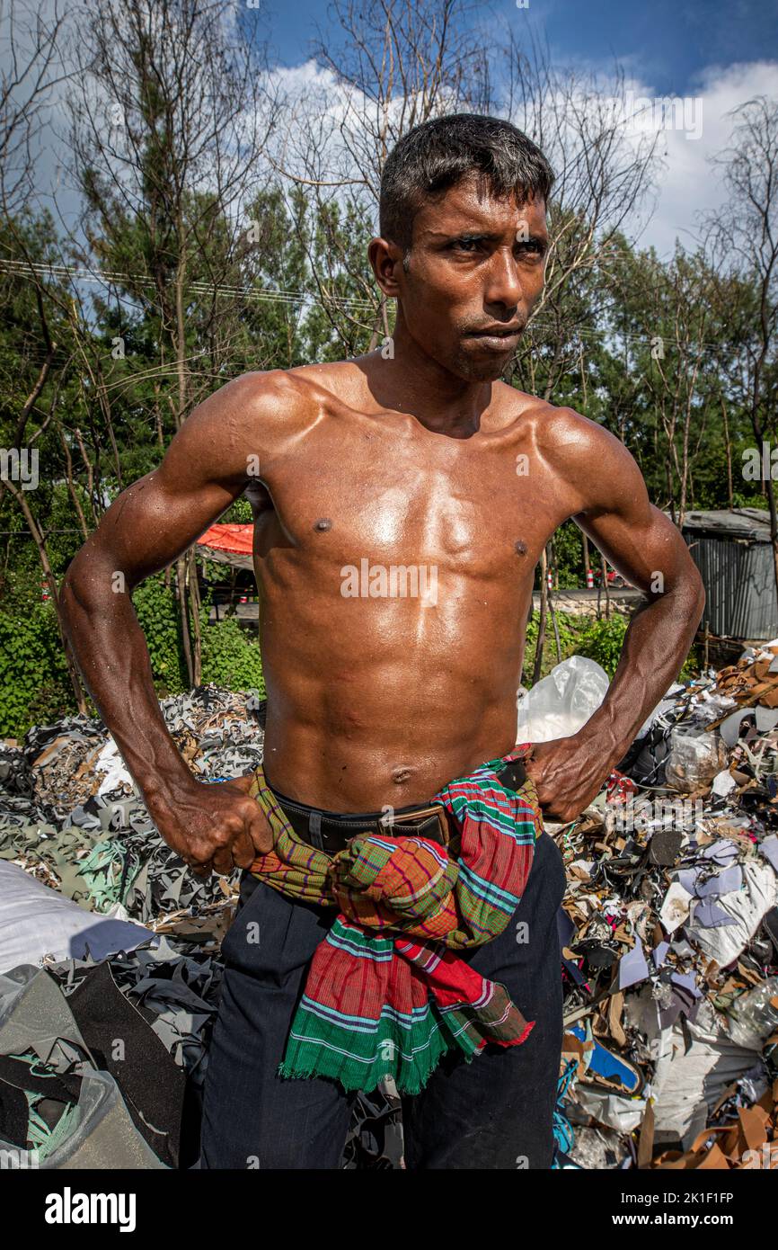 Un travailleur acharné. Qui n'a pas besoin d'aller à la salle de gym pour la construction du corps. Un corps naturellement ajusté est créé par le travail dur. Banque D'Images