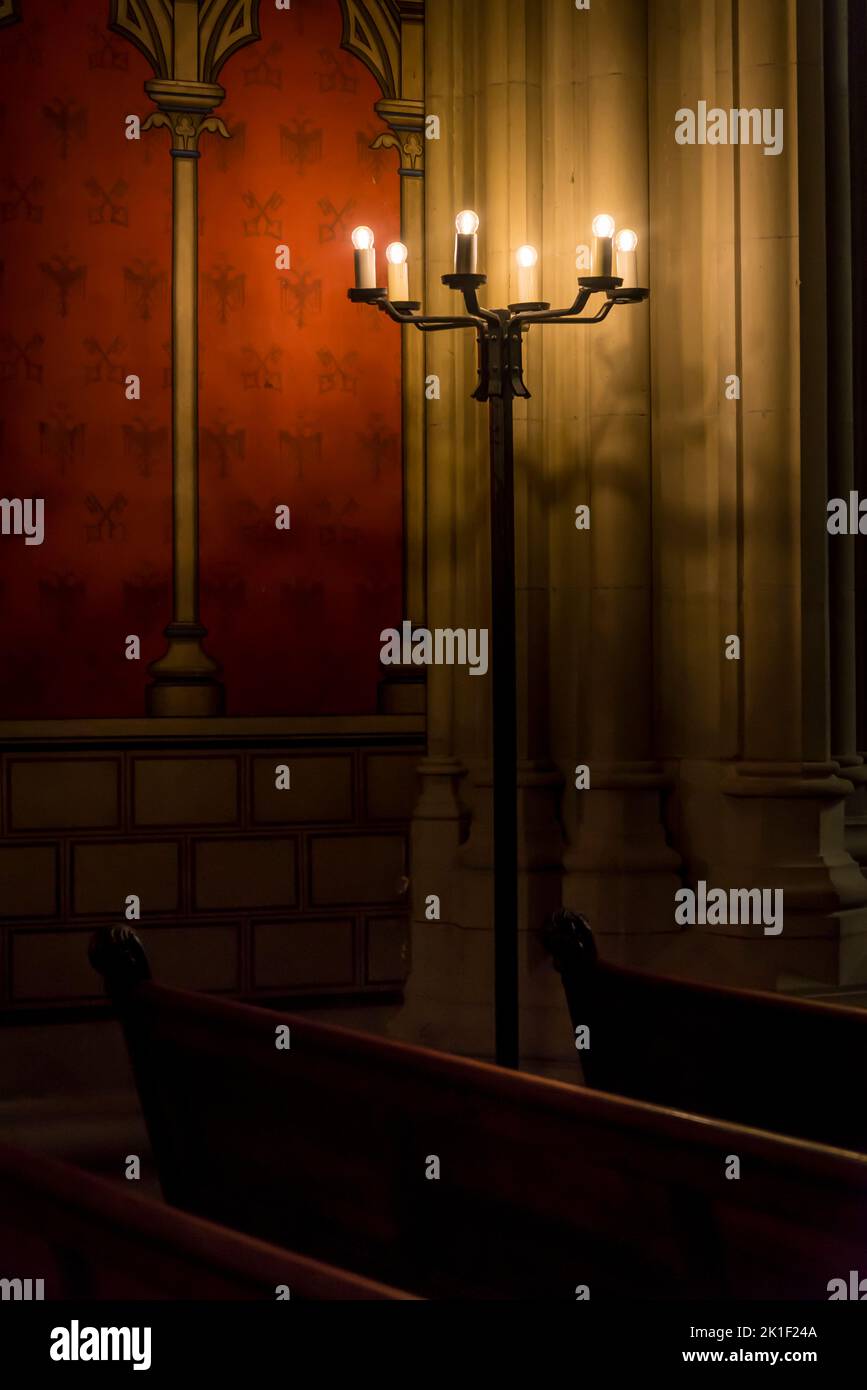 Lampadaire aux bougies allumées, chapelle Maccabee avec cathédrale ...