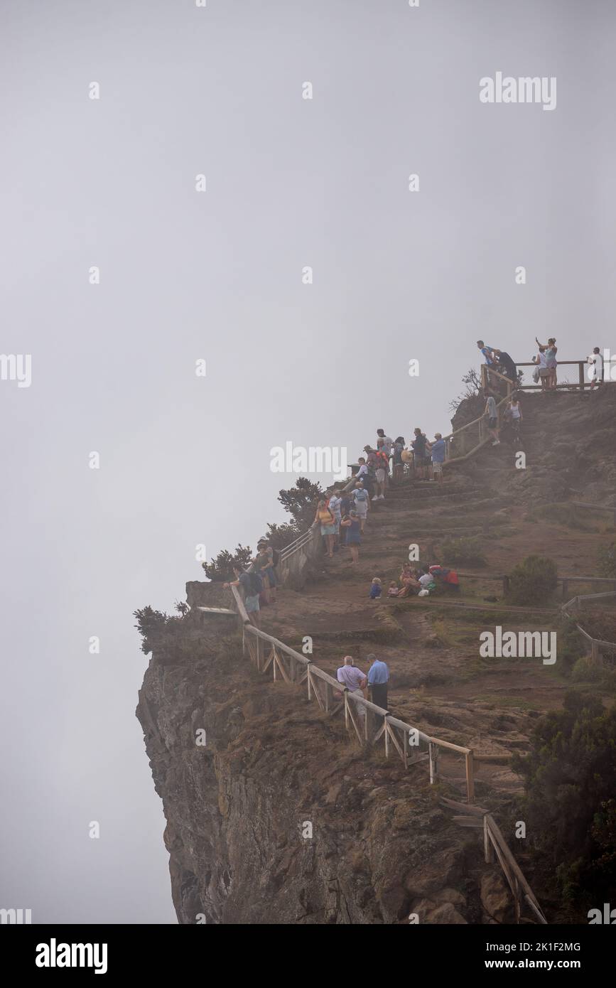 Point de vue de Maido sur le Cirque de Mafate entouré de brouillard, Île de la Réunion, France Banque D'Images