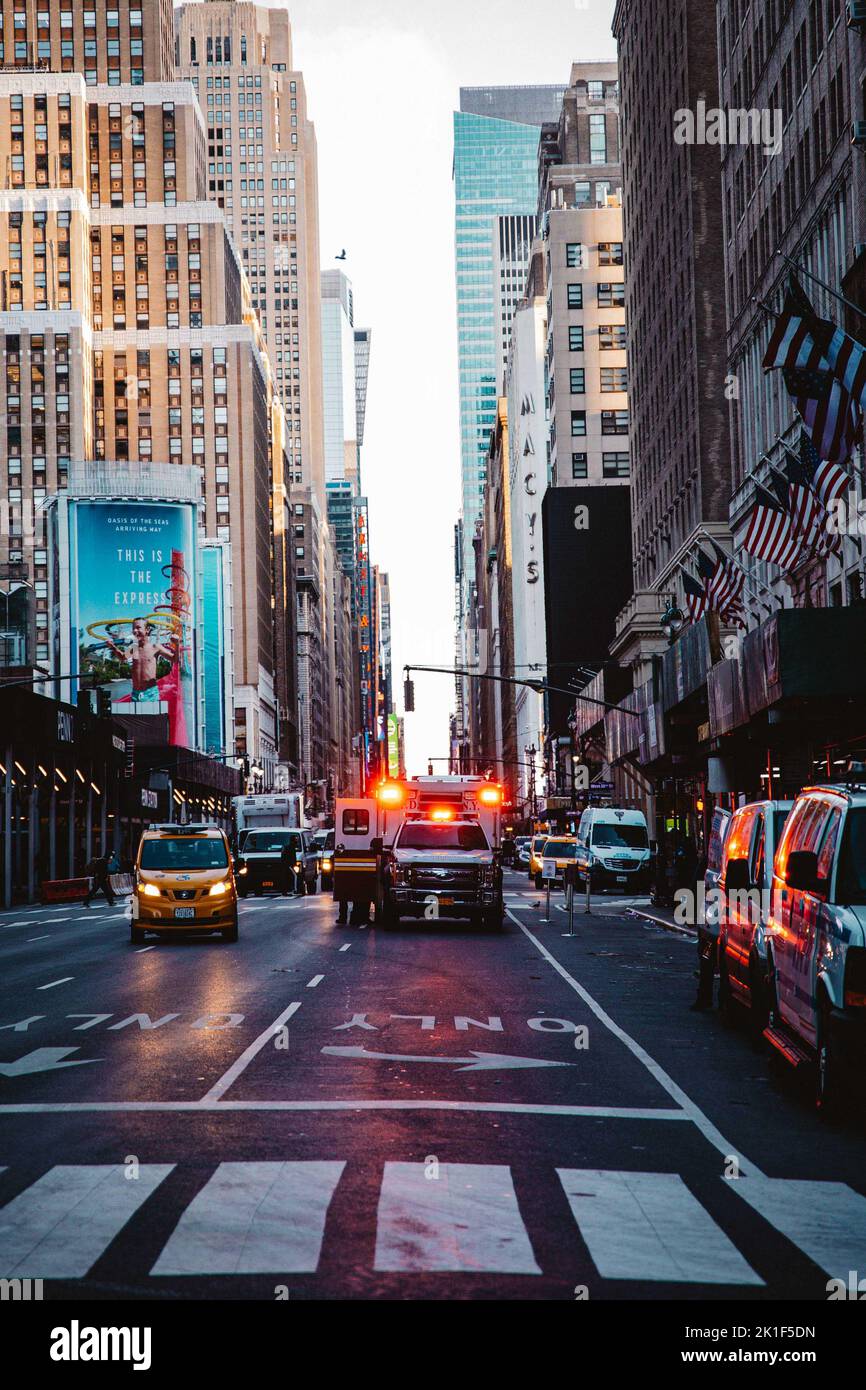 Un cliché vertical du trafic New-yorkais capturé à la lumière du jour entouré de gratte-ciel Banque D'Images