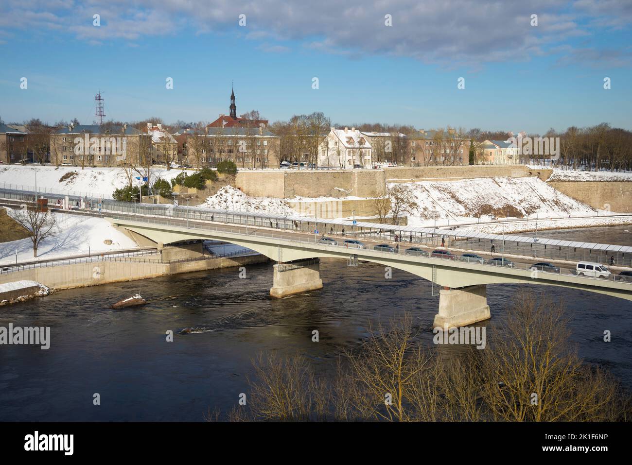 Pont frontalier de l'amitié sur le fond de la ville de Narva le jour de mars. Frontière entre l'Estonie et la Russie Banque D'Images