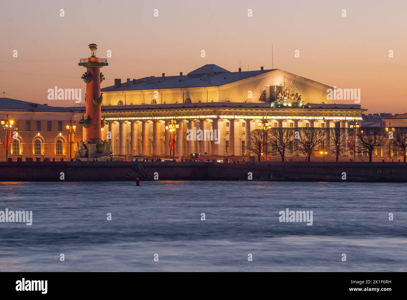 L'ancien bâtiment de la Bourse sur la broche de l'île de Vasilevsky en mai crépuscule. Saint-Pétersbourg, Russie Banque D'Images