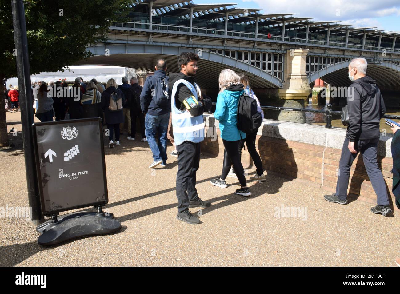 Des gens font la queue le long de la Tamise pour voir le cercueil de la reine Elizabeth II, Londres, Royaume-Uni, septembre 2022 Banque D'Images