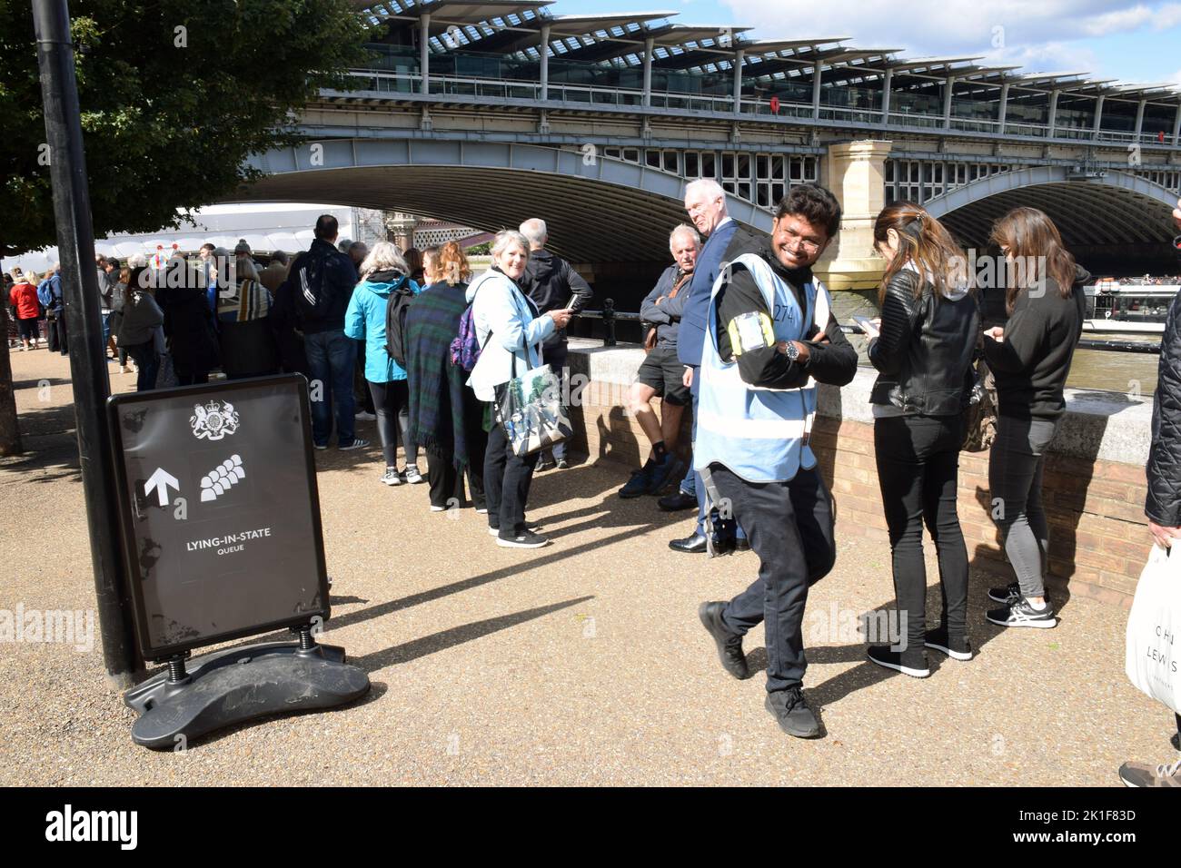 Des gens font la queue le long de la Tamise pour voir le cercueil de la reine Elizabeth II, Londres, Royaume-Uni, septembre 2022 Banque D'Images