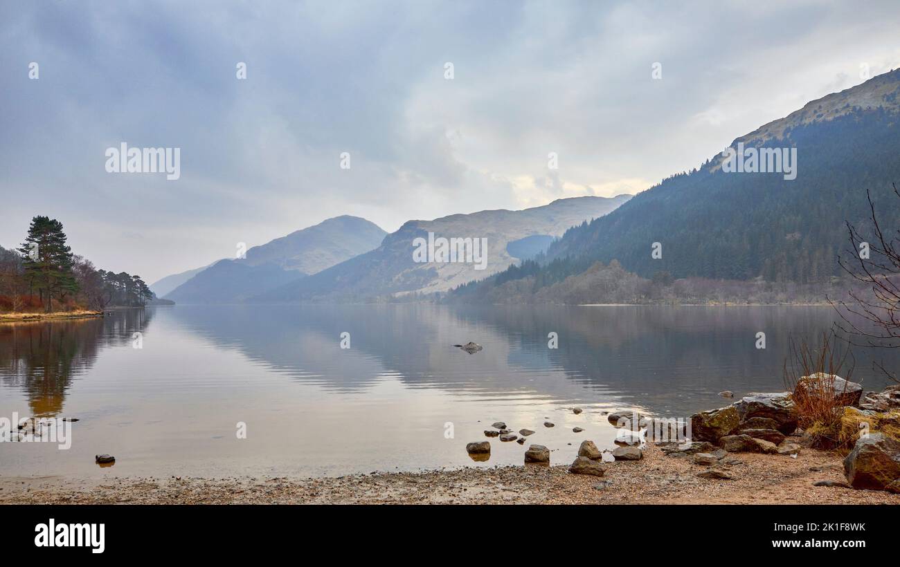 En regardant vers le sud depuis Jubilee point, à la fin du mois de mars, une douce pluie commence à tomber sur la surface réfléchissante du Loch Eck. Argyll et Bute Banque D'Images