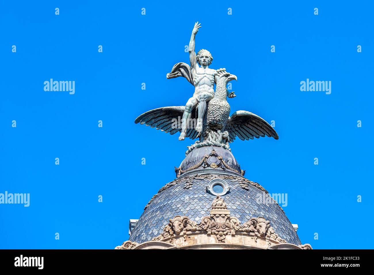 Un dôme avec une statue en bronze dans le bâtiment appelé 'la Unión y el Fénix' situé dans le Passeig de Gracia Banque D'Images