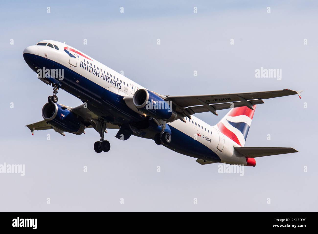 Un gros plan de l'Airbus A320-232 de British Airways au départ de l'aéroport d'Édimbourg, en Écosse Banque D'Images