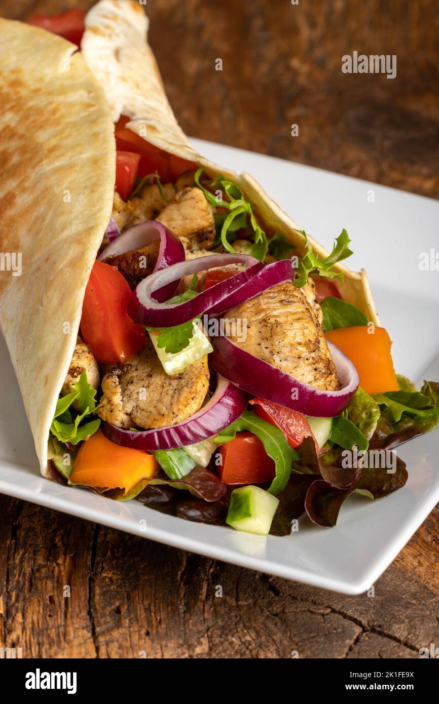 sandwich dürüm envelopper sur bois Banque D'Images