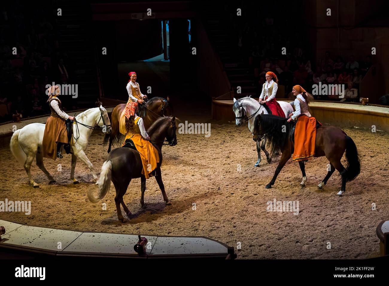 CHANTILLY, FRANCE - 14 MAI 2015 : ce spectacle fait partie du musée des chevaux - une démonstration de chevaux de dressage. Banque D'Images