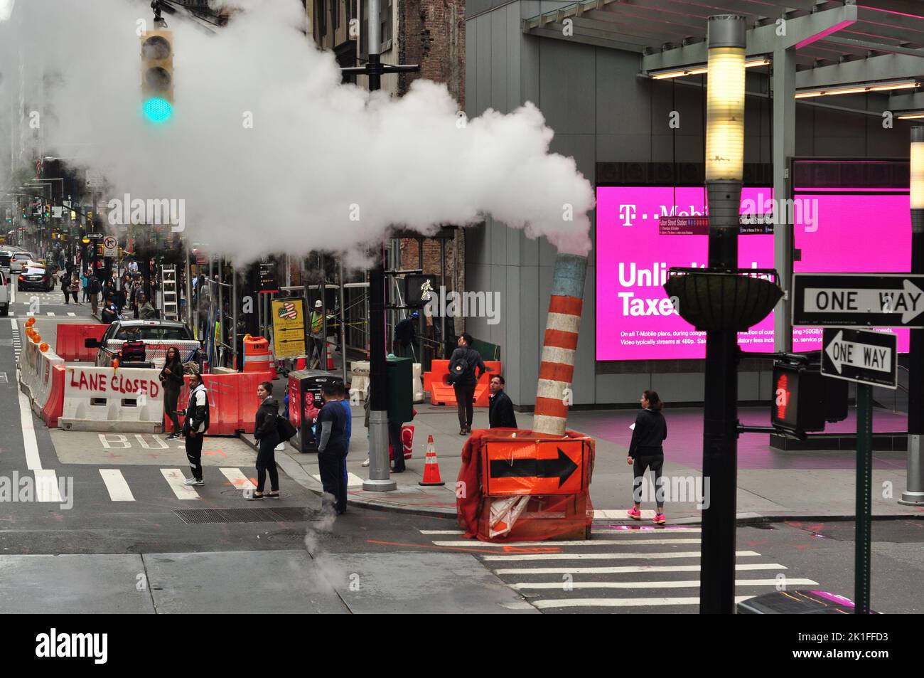 Le passage piéton avec cône à vapeur dans la rue à New York Banque D'Images