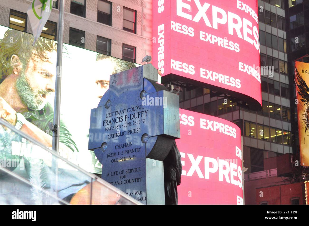 Les panneaux d'affichage au néon et les écrans publicitaires de Times Square à New York Banque D'Images