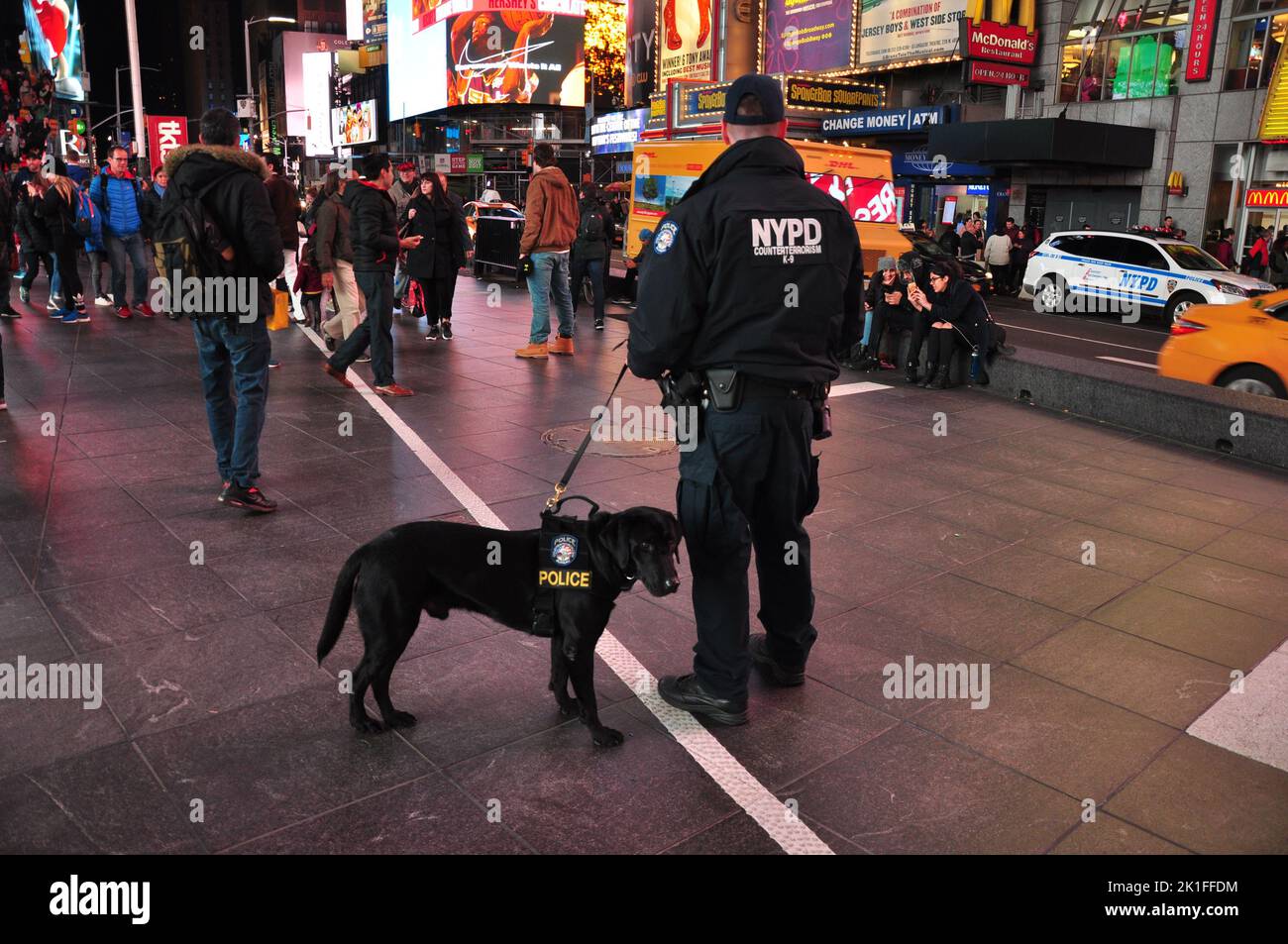 L'officier de NYPD avec chien à Times Square à New York, États-Unis Banque D'Images