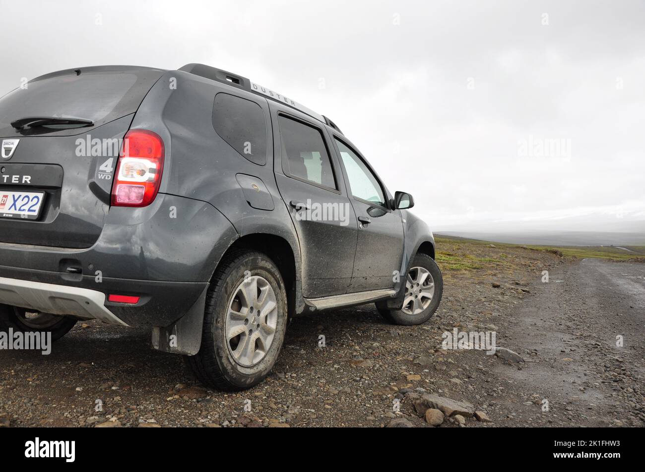 Un Dacia Duster gris sur l'une des routes F d'Islande par une journée nuageux Banque D'Images