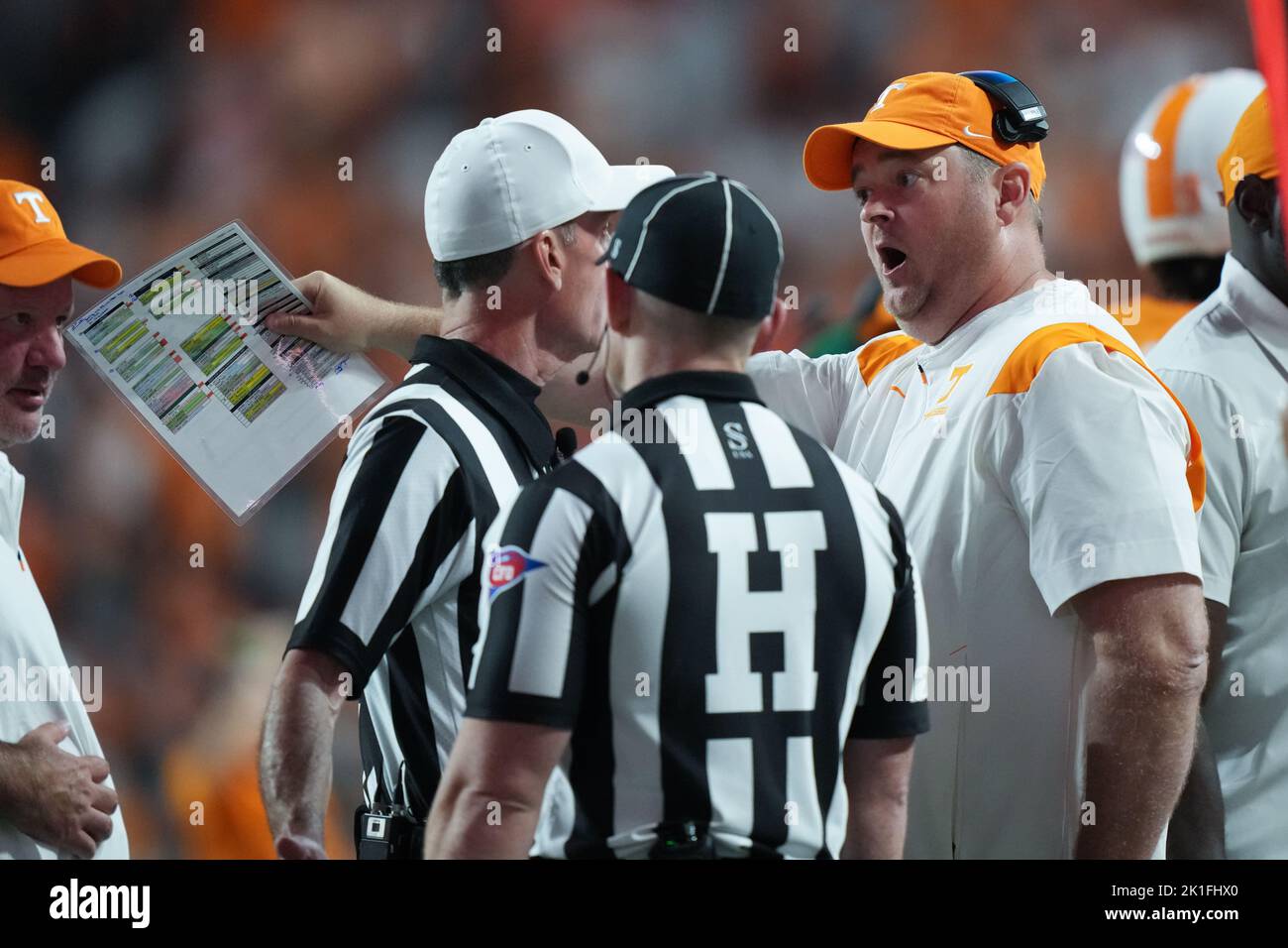17 septembre 2022: L'entraîneur-chef Josh Heupel des Tennessee Volunteers soutient avec l'arbitre pendant le match de football NCAA entre l'Université des Tennessee Volunteers et l'Université d'Akron zips au stade Neyland à Knoxville TN Tim Gangloff/CSM/Sipa USA(Credit image: © Tim Gangloff/Cal Sport Media/Sipa USA) Banque D'Images