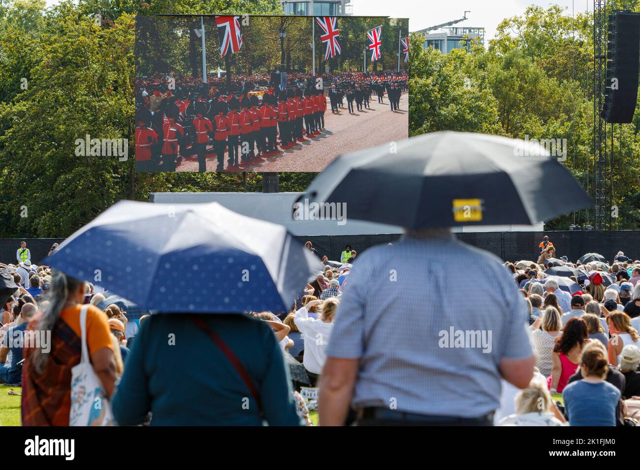 Les foules à Hyde Park sont photographiées en regardant le cercueil de sa Majesté la Reine transporté au Palais de Westminster sur de grands écrans vidéo. Banque D'Images