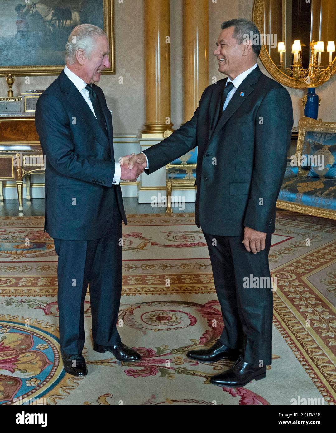 Le roi Charles III avec le Premier ministre de Tuvalu Kausea Natano alors qu'il reçoit les premiers ministres du Royaume dans la salle 1844 de Buckingham Palace à Londres. Date de la photo: Dimanche 18 septembre 2022. Banque D'Images