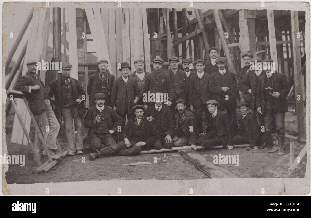 Hull dockers ou constructeurs de navires, début du 20th siècle. Portrait photographique d'un groupe d'hommes édouardiens en vêtements de travail Banque D'Images