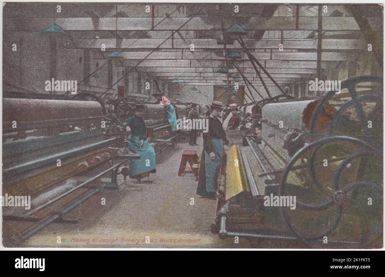 Net making at Joseph Gundry & Co.'s Works, Bridport, début du 20th siècle : carte postale montrant des travailleuses (toutes portant des tabliers et des chapeaux) travaillant sur de grandes machines dans une usine de fabrication de corde et de filet Dorset Banque D'Images