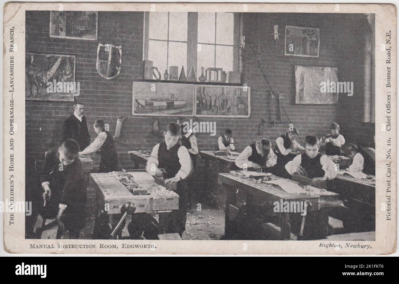Salle d'instruction du manuel, Edgworth, maison des enfants et orphelinat, branche du Lancashire. Carte postale picturale montrant les jeunes garçons qui apprennent la menuiserie. Ils sont présentés sur des bancs de travail avec une gamme d'outils, sous la supervision d'un enseignant en arrière-plan. La carte postale a été envoyée en 1910 Banque D'Images