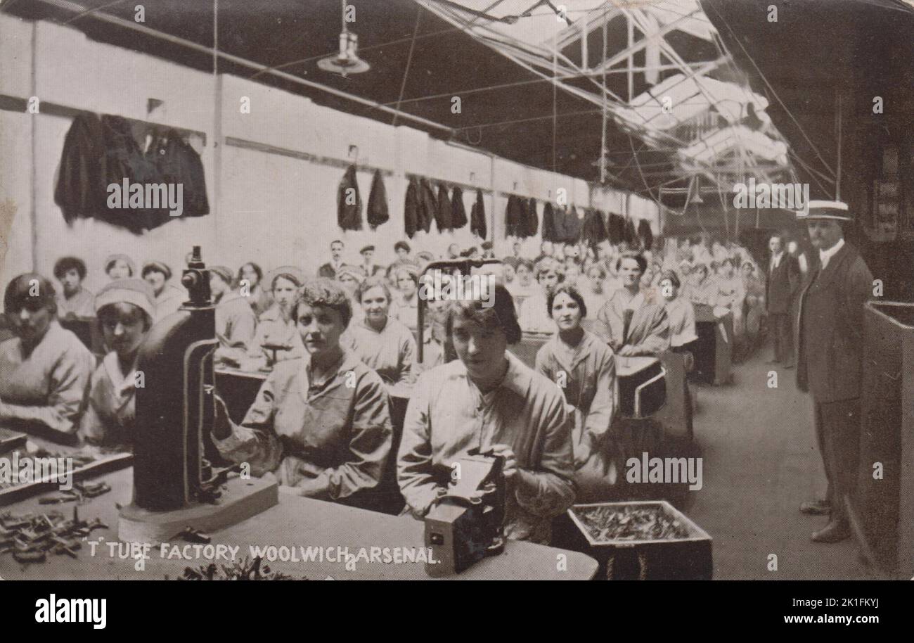 T tube Factory, Woolwich Arsenal, début du 20th siècle. Rangées de femmes travailleurs de munitions à leurs bancs. Plusieurs personnes de sexe masculin se tiennent debout d'un côté Banque D'Images