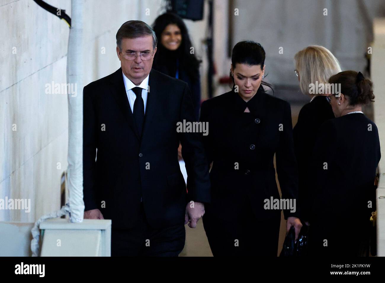 Le ministre mexicain des Affaires étrangères Marcelo Ebrard et Rosalinda Bueso Asfura se doivent de respecter le cercueil de la reine Elizabeth II, drapé dans le Standard royal avec la Couronne de l'État impérial et l'orbe et le sceptre du souverain, allongé dans l'État sur la catafalque à Westminster Hall, Au Palais de Westminster avant ses funérailles lundi. Date de la photo: Dimanche 18 septembre 2022. Banque D'Images