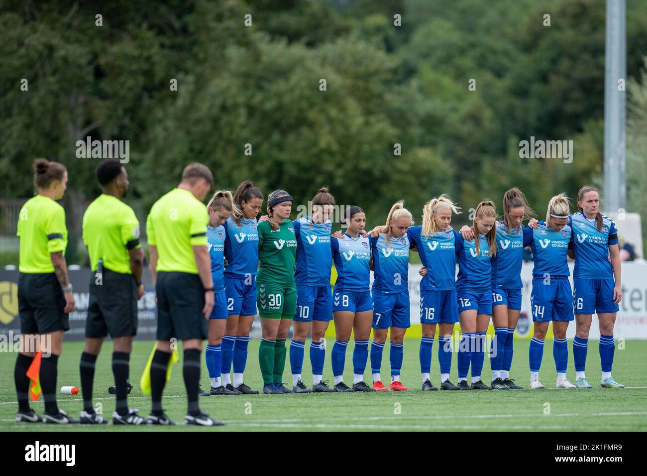 Durham, Royaume-Uni. 18th septembre 2022. Durham, Angleterre, 18th 2022 septembre : les joueurs de Durham respectent le silence de minutes de la reine Elizabeth II qui est décédée le 8th 2022 septembre après un règne de 70 ans comme reine avant le match de championnat féminin FA entre Durham et Blackburn Rovers au parc sportif de Maiden Castle à Durham, en Angleterre. (Richard Callis/SPP) crédit: SPP Sport Press photo. /Alamy Live News Banque D'Images