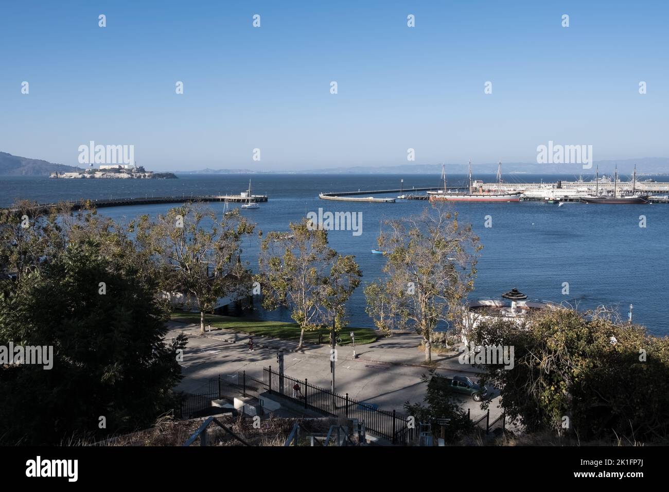Vue sur l'île d'Alcatraz, l'une des prisons les plus connues des États-Unis, depuis fort Mason, un ancien fort de l'armée américaine situé dans le quartier de la marina Banque D'Images
