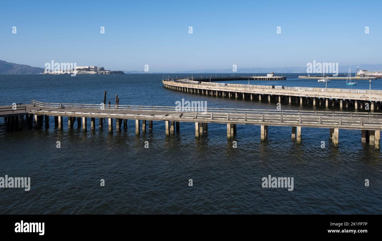 Vue sur l'île d'Alcatraz, l'une des prisons les plus connues des États-Unis, depuis fort Mason, un ancien fort de l'armée américaine situé dans le quartier de la marina Banque D'Images