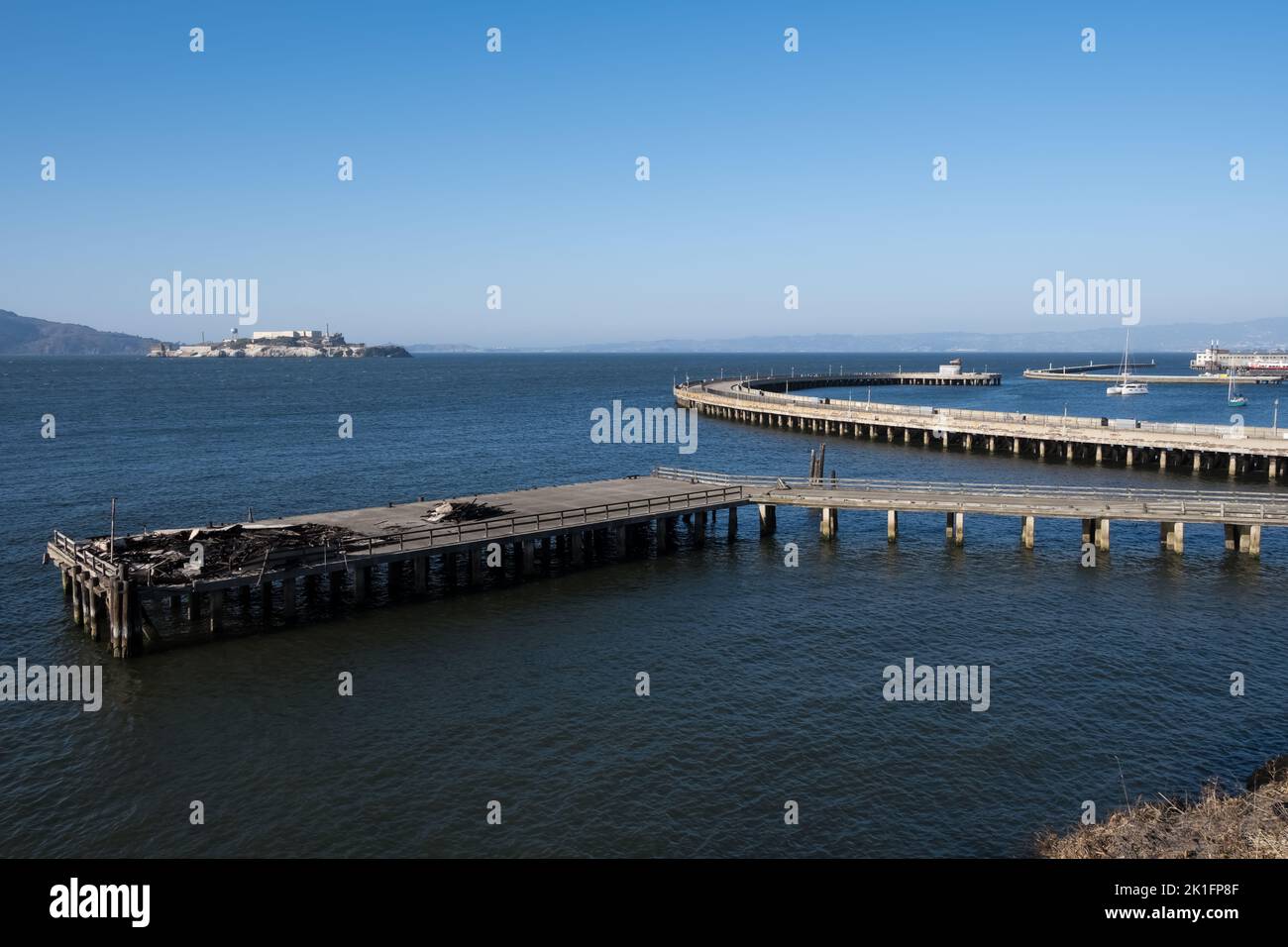 Vue sur l'île d'Alcatraz, l'une des prisons les plus connues des États-Unis, depuis fort Mason, un ancien fort de l'armée américaine situé dans le quartier de la marina Banque D'Images
