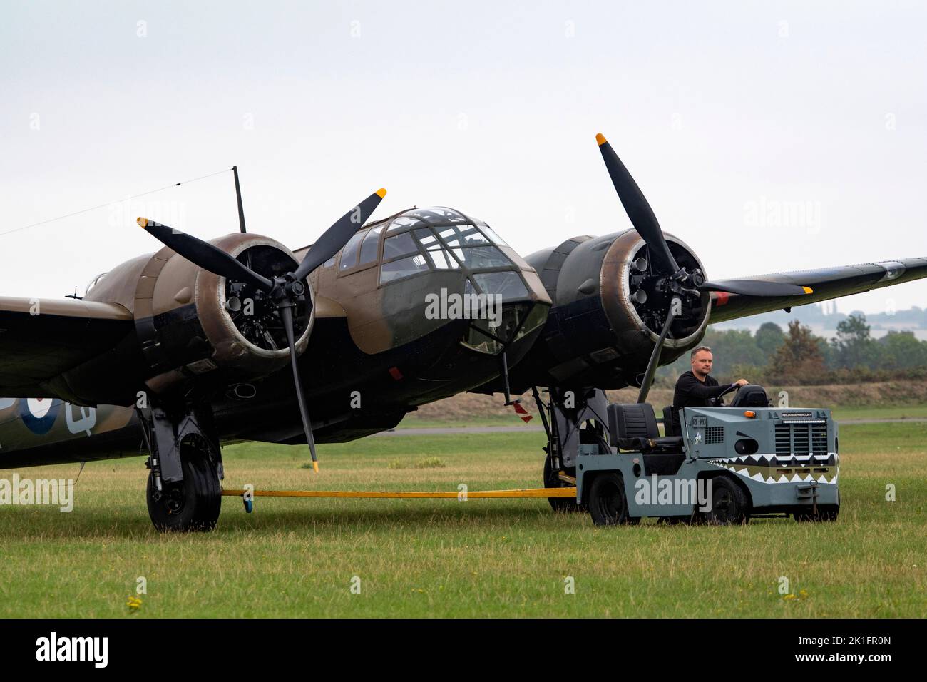 Bristol Blenheim Mk.IF L6739 (G-BPIV) étant remorqué en position pour son exposition de vol à l'IWM Duxford Battle of Britain Airshow 10th 22 septembre Banque D'Images