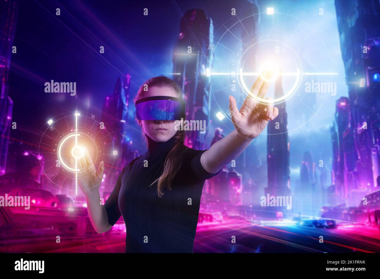 Une fille en lunettes de réalité virtuelle. Concept des technologies de l'avenir. Voyage en métaverse. Lumières au néon colorées. Banque D'Images