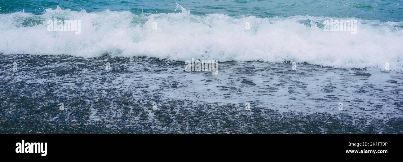 Vagues de la mer orageux avec lavage à la dérive, plage de galets vide Banque D'Images