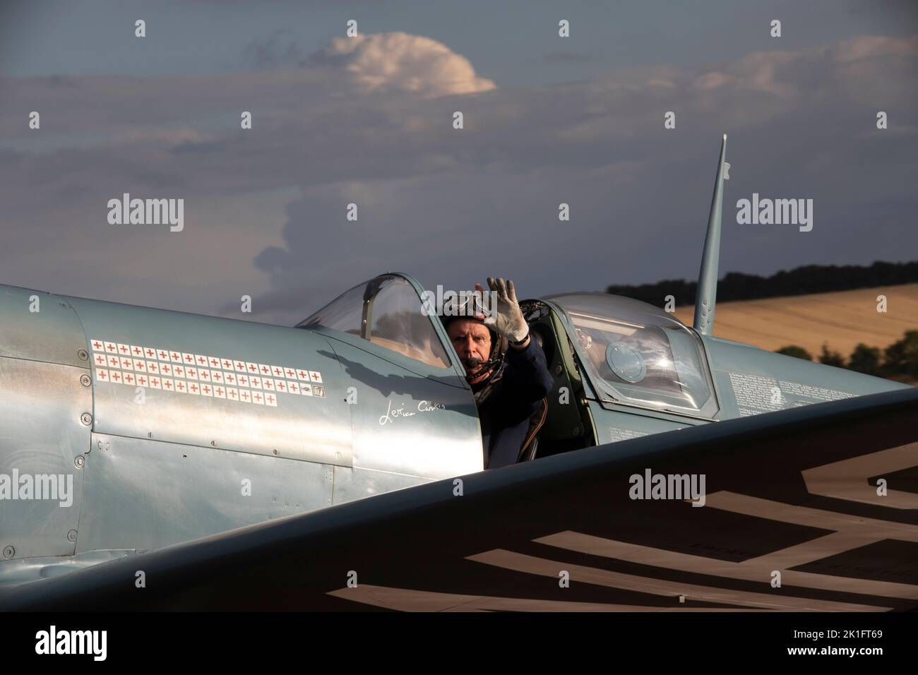 Steve Jones pilote de Supermarine Spitfire PR.XI (le NHS Spitfire) PL983 (G-PRXI) en signe de vol après leur exposition à IWM Duxford Banque D'Images