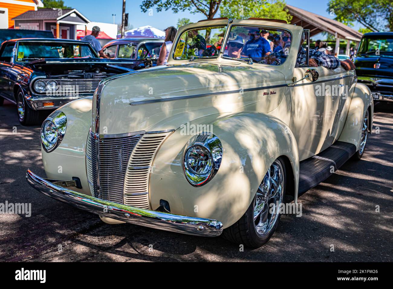 Falcon Heights, MN - 18 juin 2022 : vue d'angle avant à haute perspective d'un cabriolet de luxe 1940 de Ford lors d'un salon de voiture local. Banque D'Images