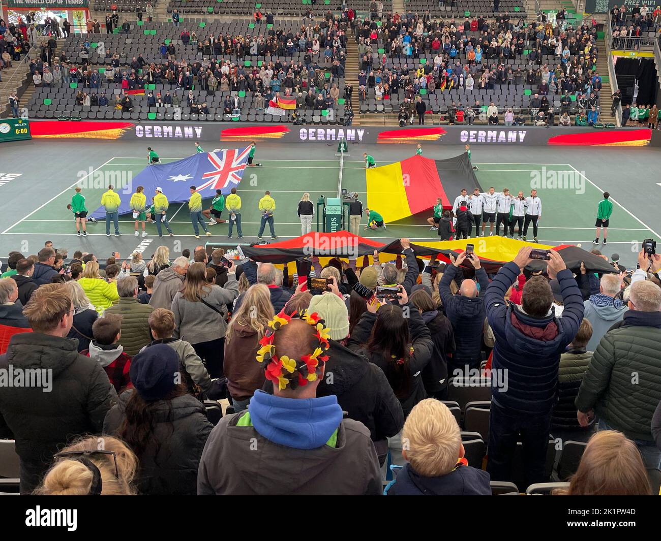 18 septembre 2022, Hambourg: Tennis: Coupe Davis - scène de groupe, hommes, groupe C, scène de groupe, Allemagne - Australie. Struff (Allemagne) - Purcell (Australie). Les équipes sont sur le terrain avant le début du match. Photo: Frank Molter/dpa Banque D'Images