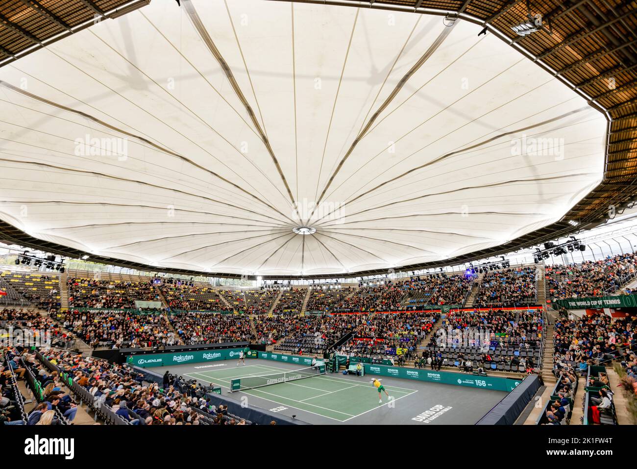 18 septembre 2022, Hambourg: Tennis: Coupe Davis - scène de groupe, hommes, groupe C, scène de groupe, Allemagne - Australie. Struff (Allemagne) - Purcell (Australie). Spectateurs assis dans le stade de tennis de Rothenbaum. Photo: Frank Molter/dpa Banque D'Images
