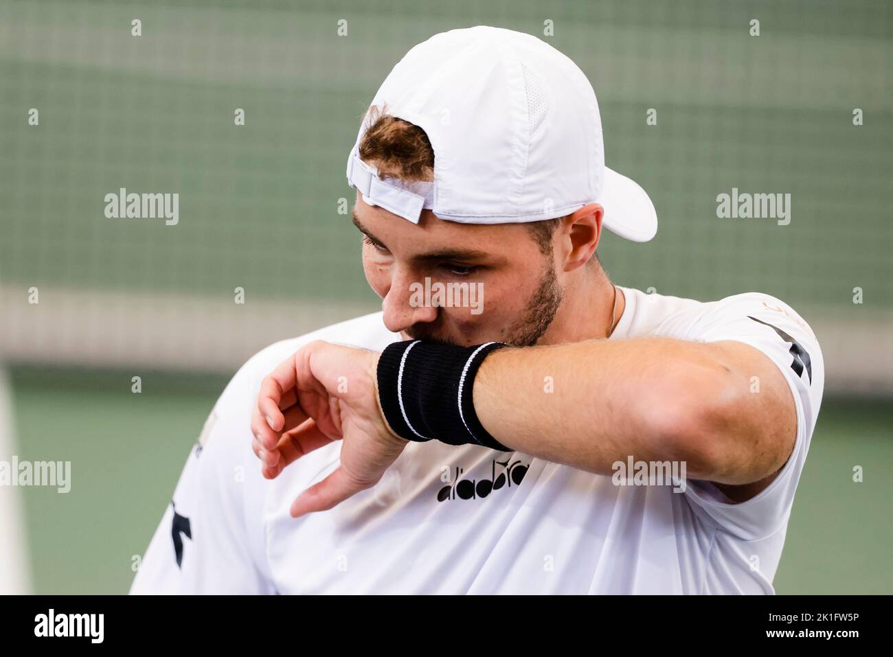18 septembre 2022, Hambourg: Tennis: Coupe Davis - scène de groupe, hommes, groupe C, scène de groupe, Allemagne - Australie. Struff (Allemagne) - Purcell (Australie). Jan-Lennard Struff se réexécute pendant le match. Photo: Frank Molter/dpa Banque D'Images