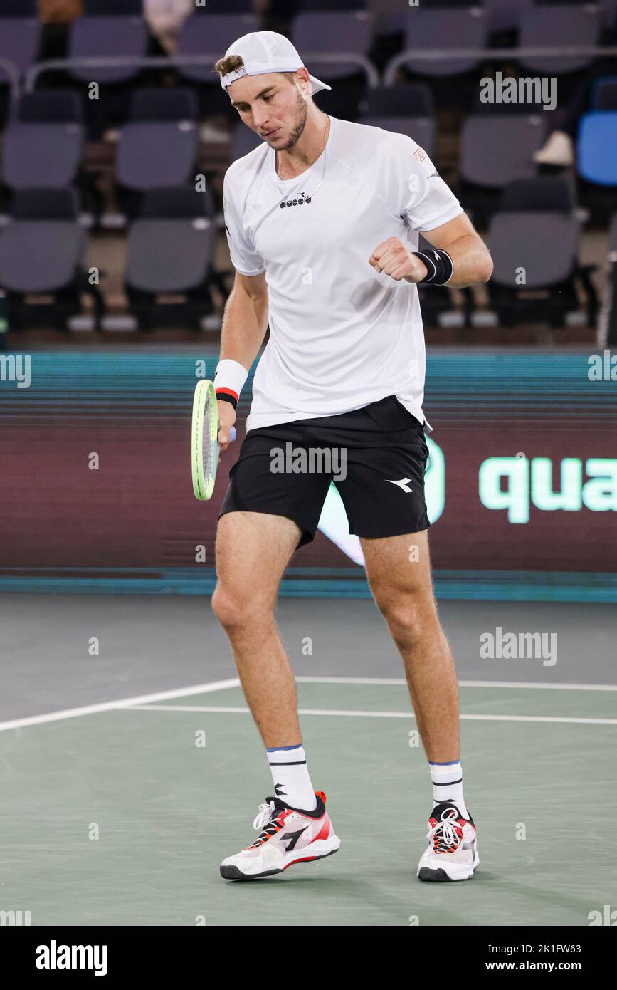 18 septembre 2022, Hambourg: Tennis: Coupe Davis - scène de groupe, hommes, groupe C, scène de groupe, Allemagne - Australie. Struff (Allemagne) - Purcell (Australie). Jan-Lennard Struff se réexécute pendant le match. Photo: Frank Molter/dpa Banque D'Images