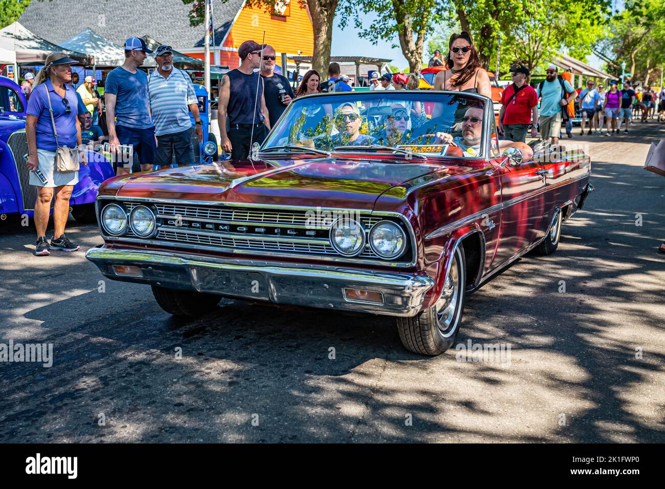 Falcon Heights, MN - 18 juin 2022 : vue d'angle avant à haute perspective d'un cabriolet F-85 Cutlass 1963 d'Oldsmobile lors d'un salon de voiture local. Banque D'Images