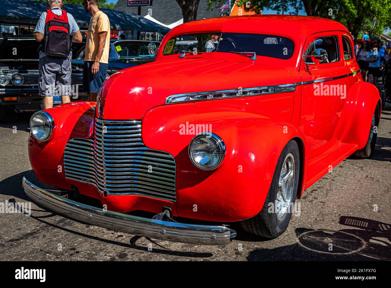 Falcon Heights, MN - 18 juin 2022 : vue d'angle avant à haute perspective d'un bâton de luxe spécial 1940 de Chevrolet lors d'un salon de voiture local. Banque D'Images
