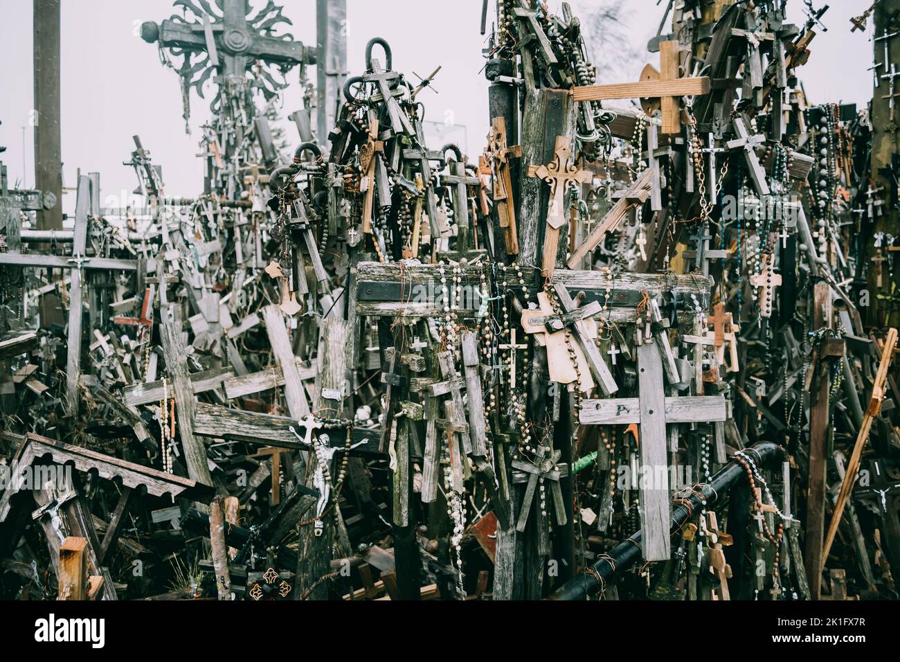 Nombreux crucifix en bois et en métal sur la colline des croix Banque D'Images