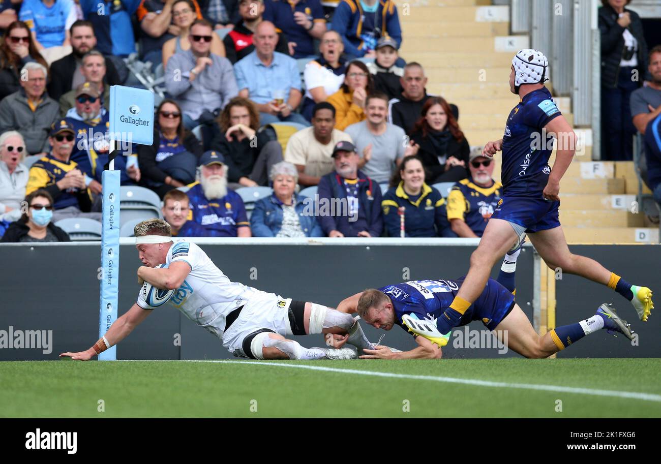 Richard Capstick d'Exeter Chiefs marque la troisième tentative du match lors du match Gallagher Premiership au Sixways Stadium de Worcester. Date de la photo: Dimanche 18 septembre 2022. Banque D'Images