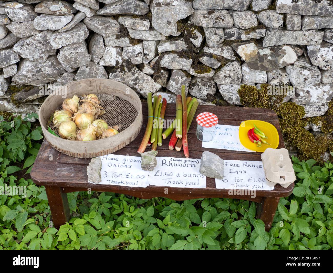 Produits cultivés à domicile à la vente à Austwick dans le Yorkshire Dales, Royaume-Uni. Banque D'Images