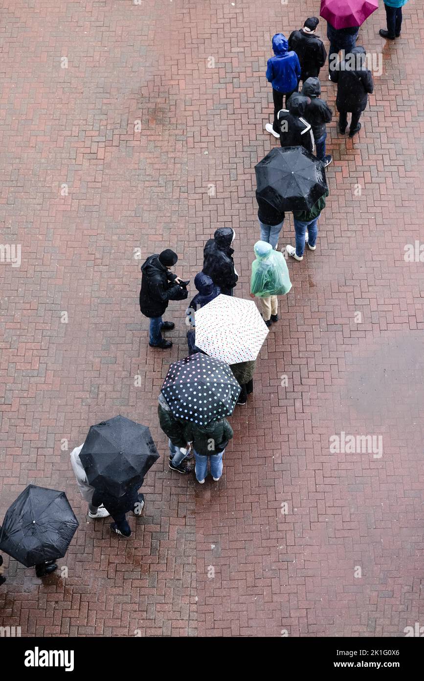 18 septembre 2022, Hambourg: Tennis: Coupe Davis - scène de groupe, hommes, groupe C, scène de groupe, Allemagne - Australie. Otte (Allemagne) - Kokkinakis (Australie). Les spectateurs font la queue avec des parasols devant le stade. Photo: Frank Molter/dpa Banque D'Images