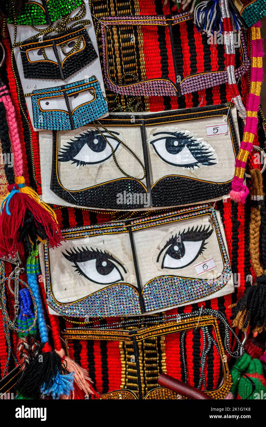 Masques traditionnels (Battoulah) en vente, Souq Muttrah, Oman Banque D'Images