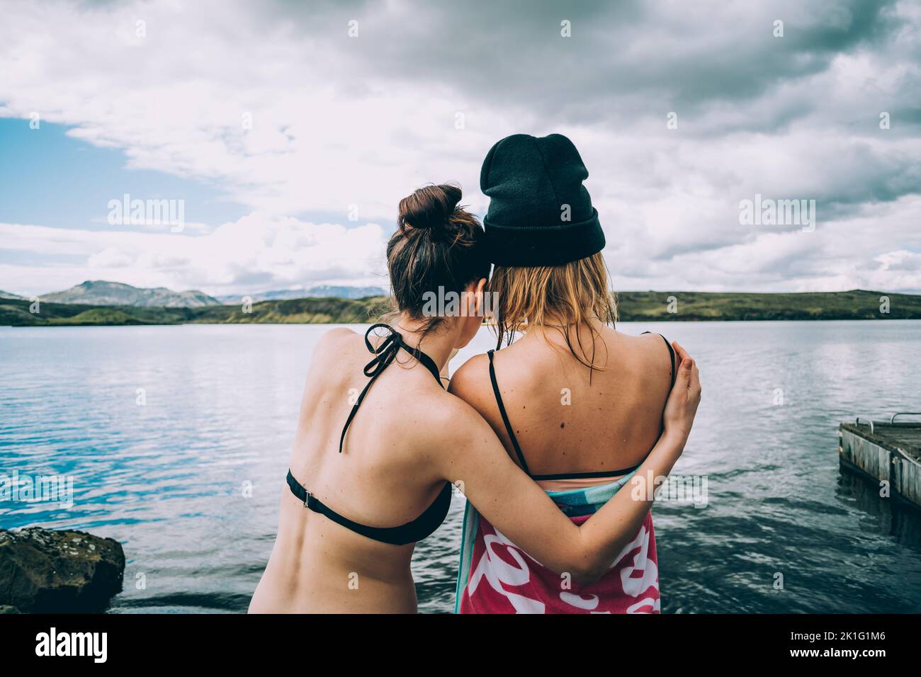 Jeunes femmes caucasiennes en maillots de bain sur la rive du lac en Islande appréciant leur temps. Jour ensoleillé Banque D'Images