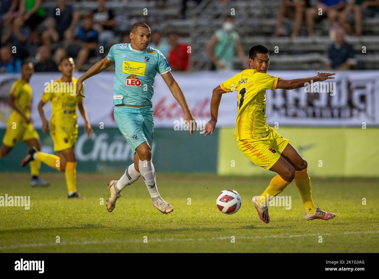 PATTAYA, THAÏLANDE - SEPTEMBRE 18: DANILO LOPES CEZARIO des dauphins de Pattaya Unis et THANAKORN BOONYAPICHIT des Marines FC pendant le match est de la Ligue thaïlandaise 3 entre les dauphins de Pattaya et les Marines Eureka au Nong Prue Stadium sur 18 septembre 2022 à PATTAYA, THAÏLANDE (photo par Peter van der Klooster/Alamy Live News) Banque D'Images